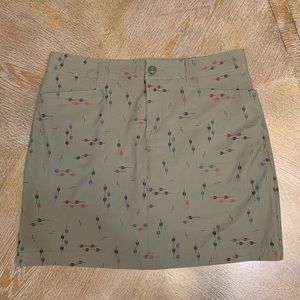 Eddie Bauer Skort Green Arrows print Sz 8 Pockets Stretchy Waist 34” Length 17”